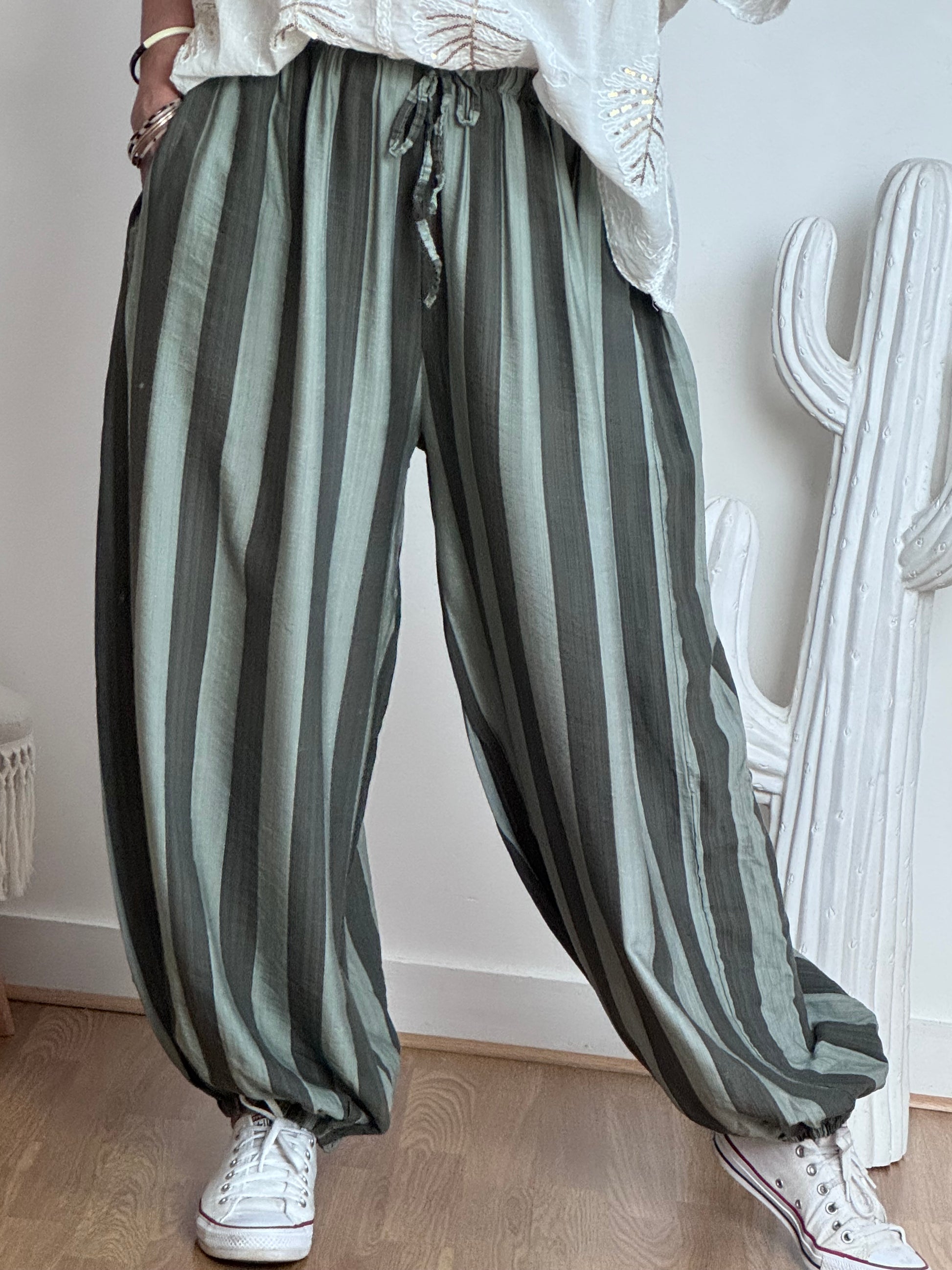 Pantalon Aladin rayé kaki joli forme TU 44/50