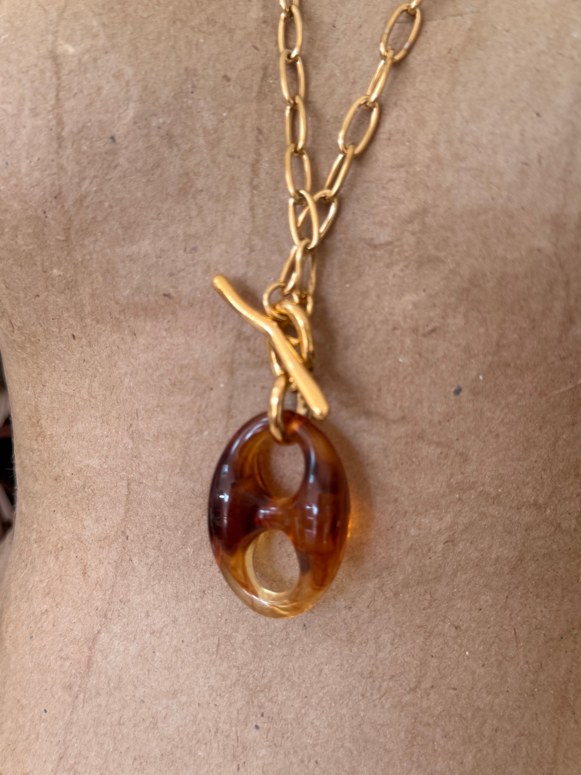 Collier avec pendentif résine