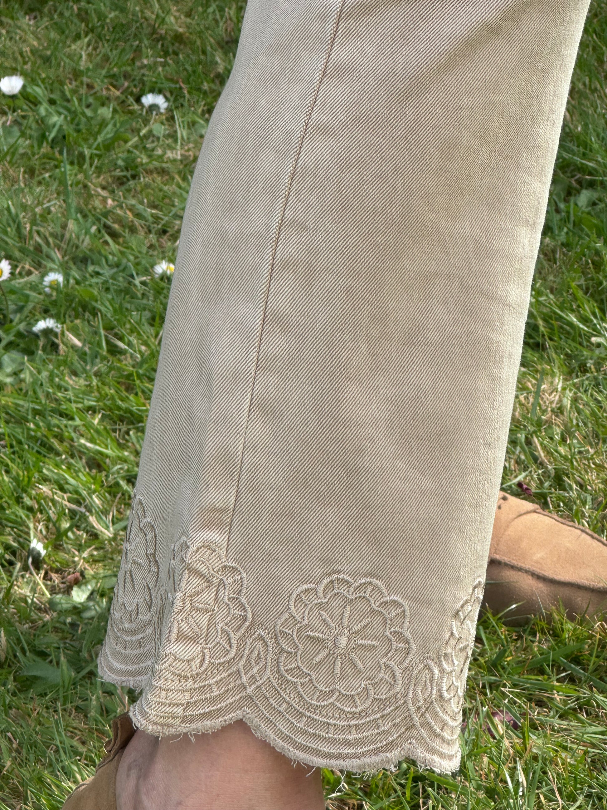 Jeans flare beige brodé