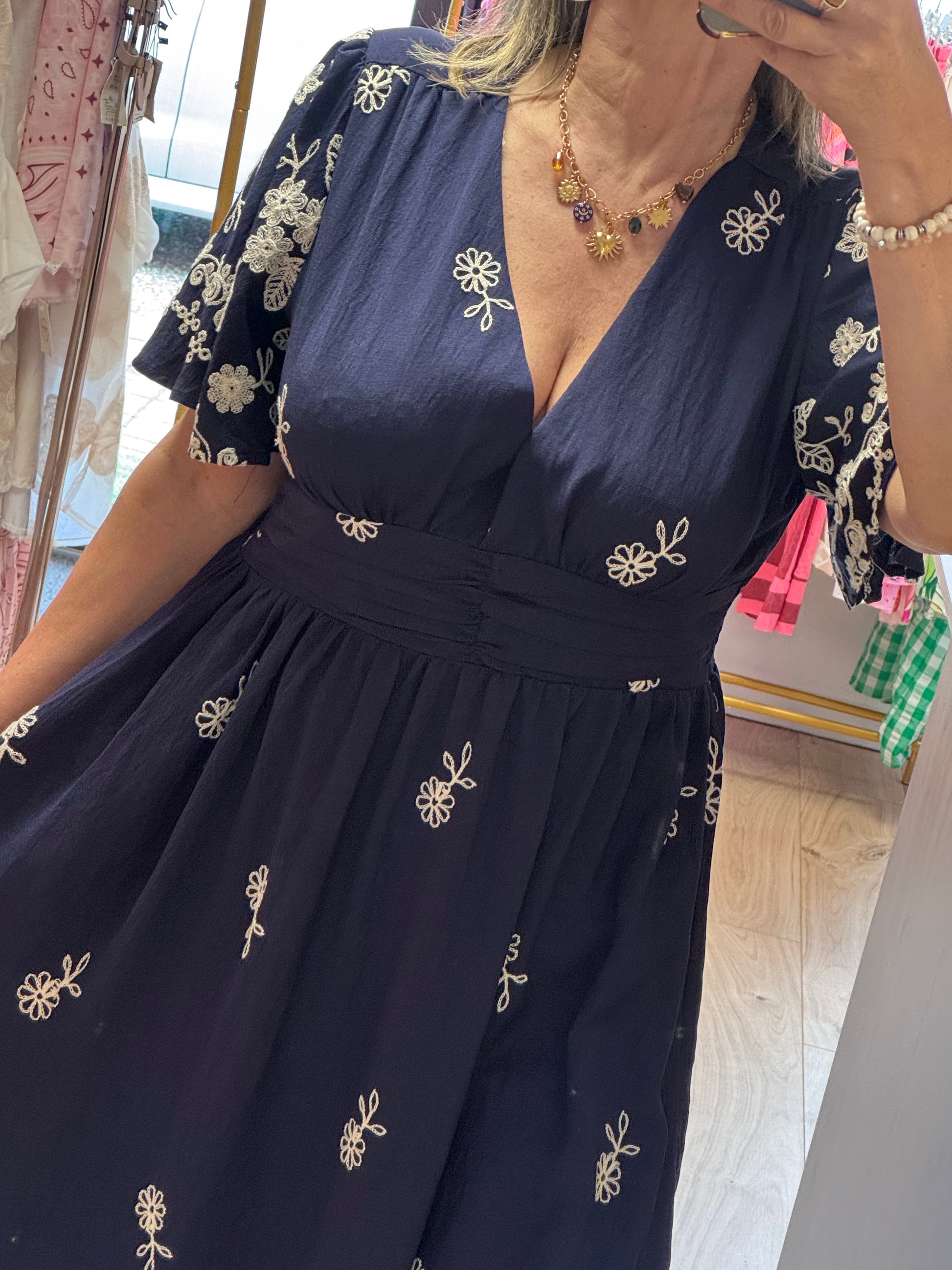 Robe marine brodée jolie forme