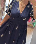 Robe marine brodée jolie forme