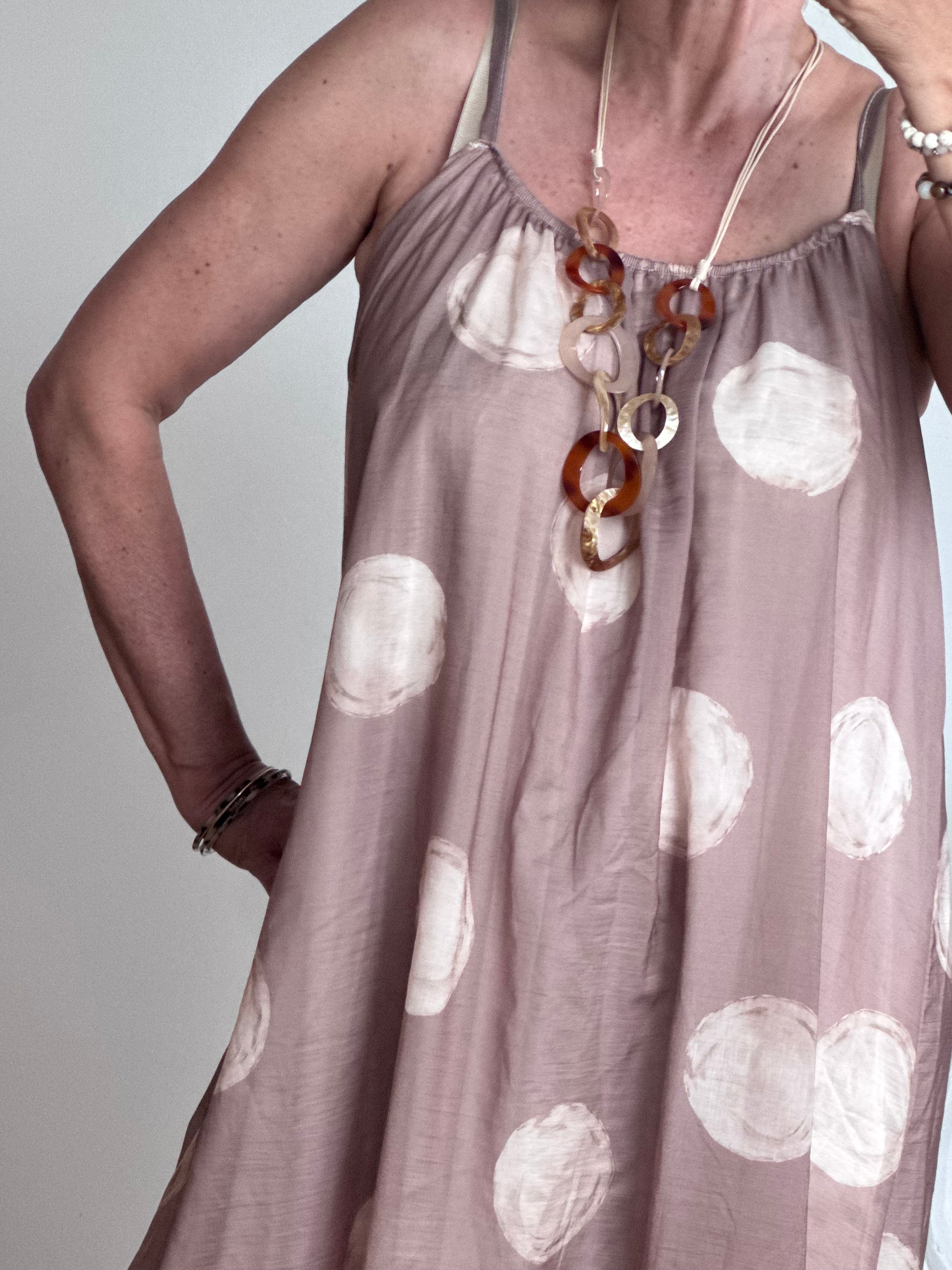 Robe à bois sur fond beige