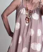 Robe à bois sur fond beige