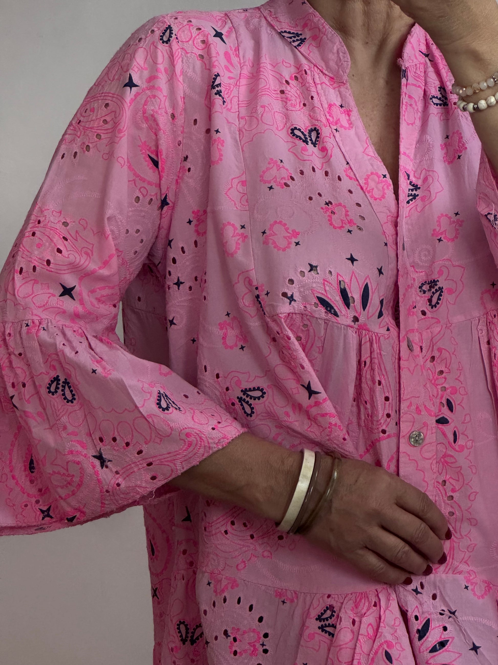Robe courte bandana et broderie rose