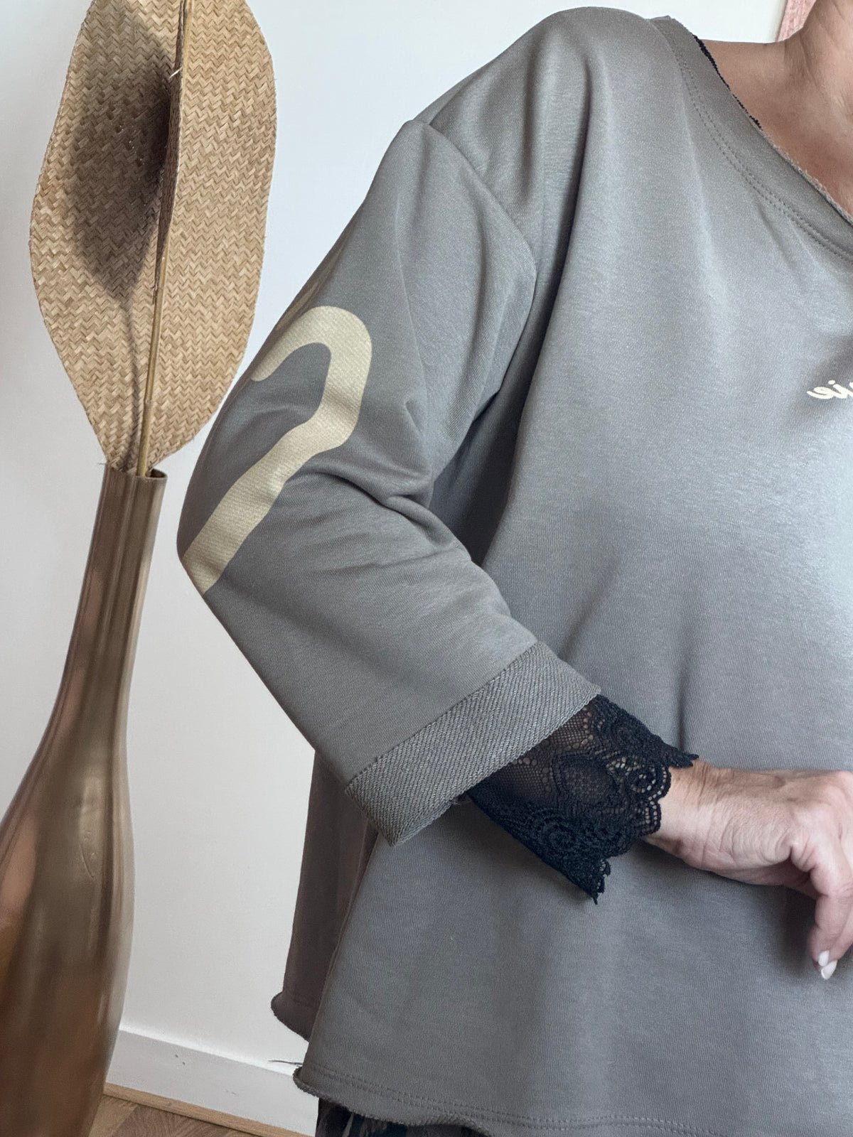 Sweat-shirt c’est la vie taupe