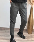 Pantalon gris à rayures