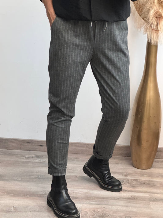 Pantalon gris à rayures