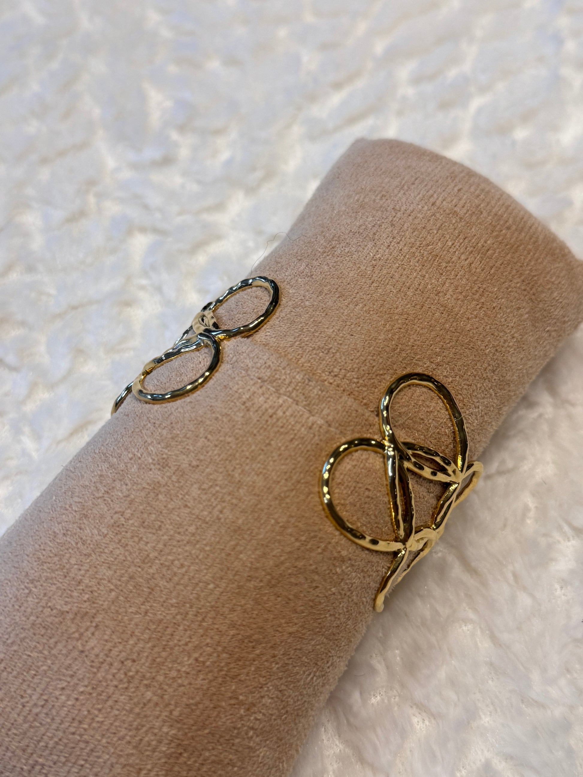 Bracelet manchette cœurs dorés