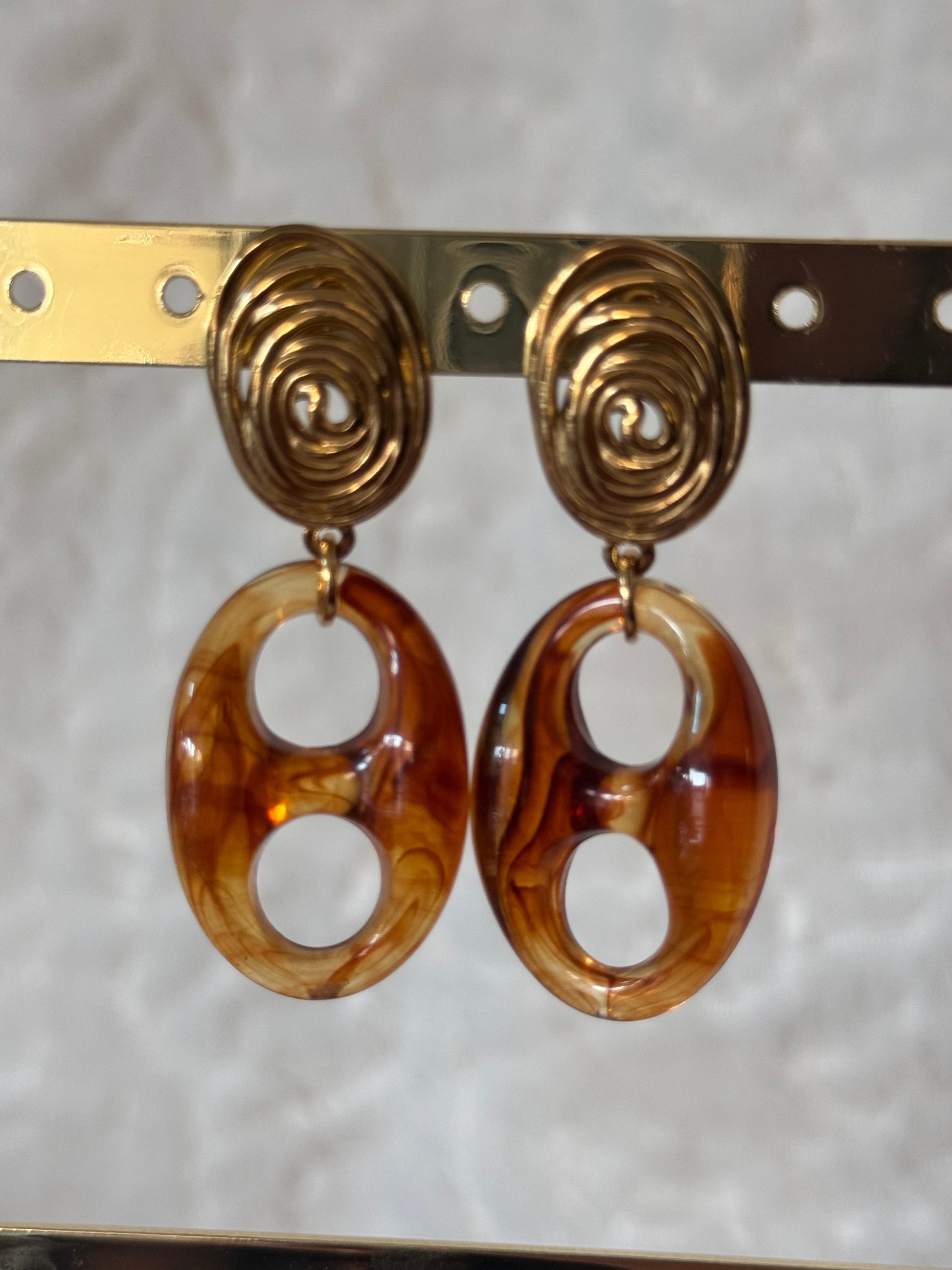 Boucles d’oreilles pendantes écaille ambre et maillon doré chic en acier inoxydable