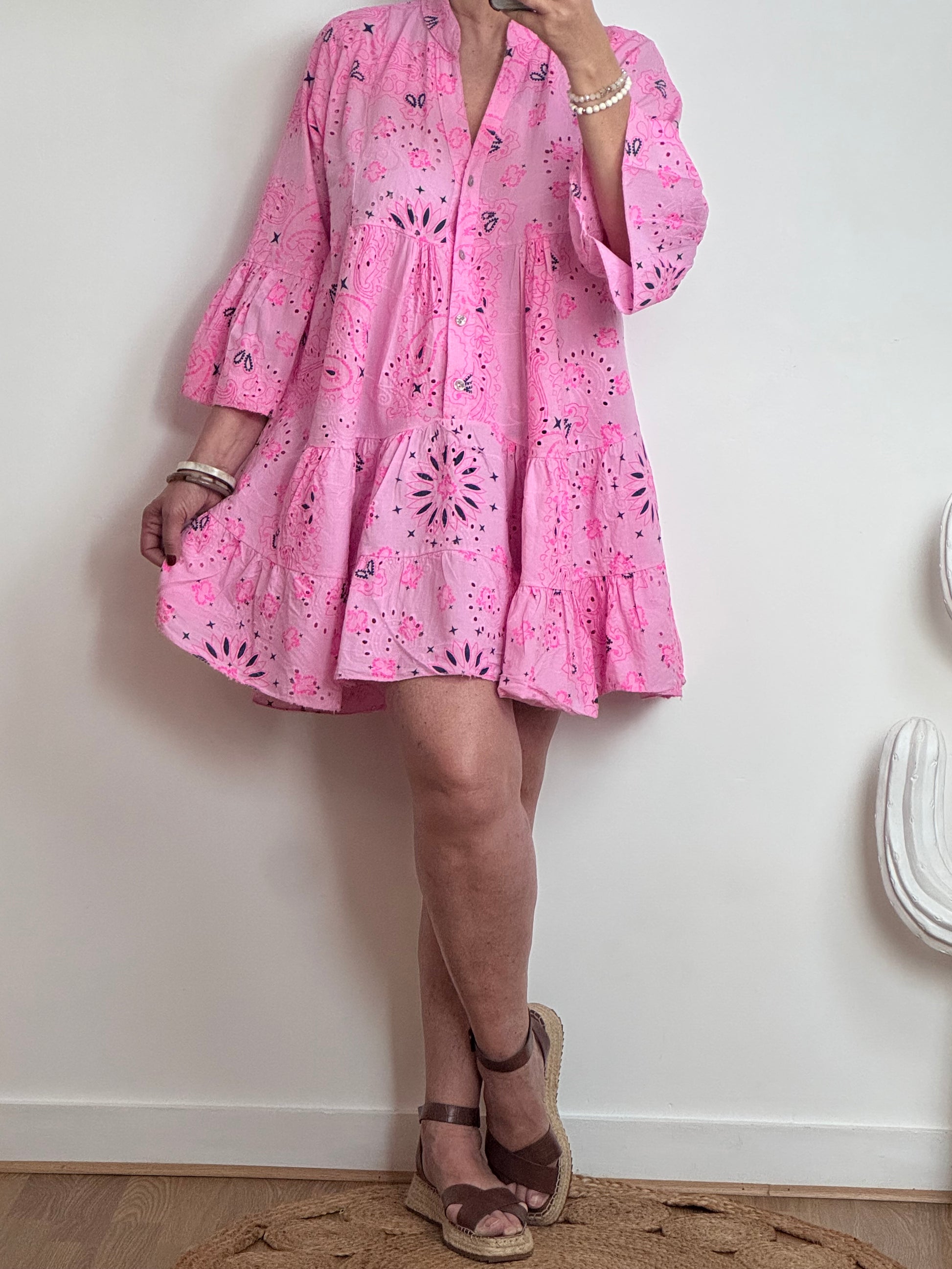 Robe courte bandana et broderie rose