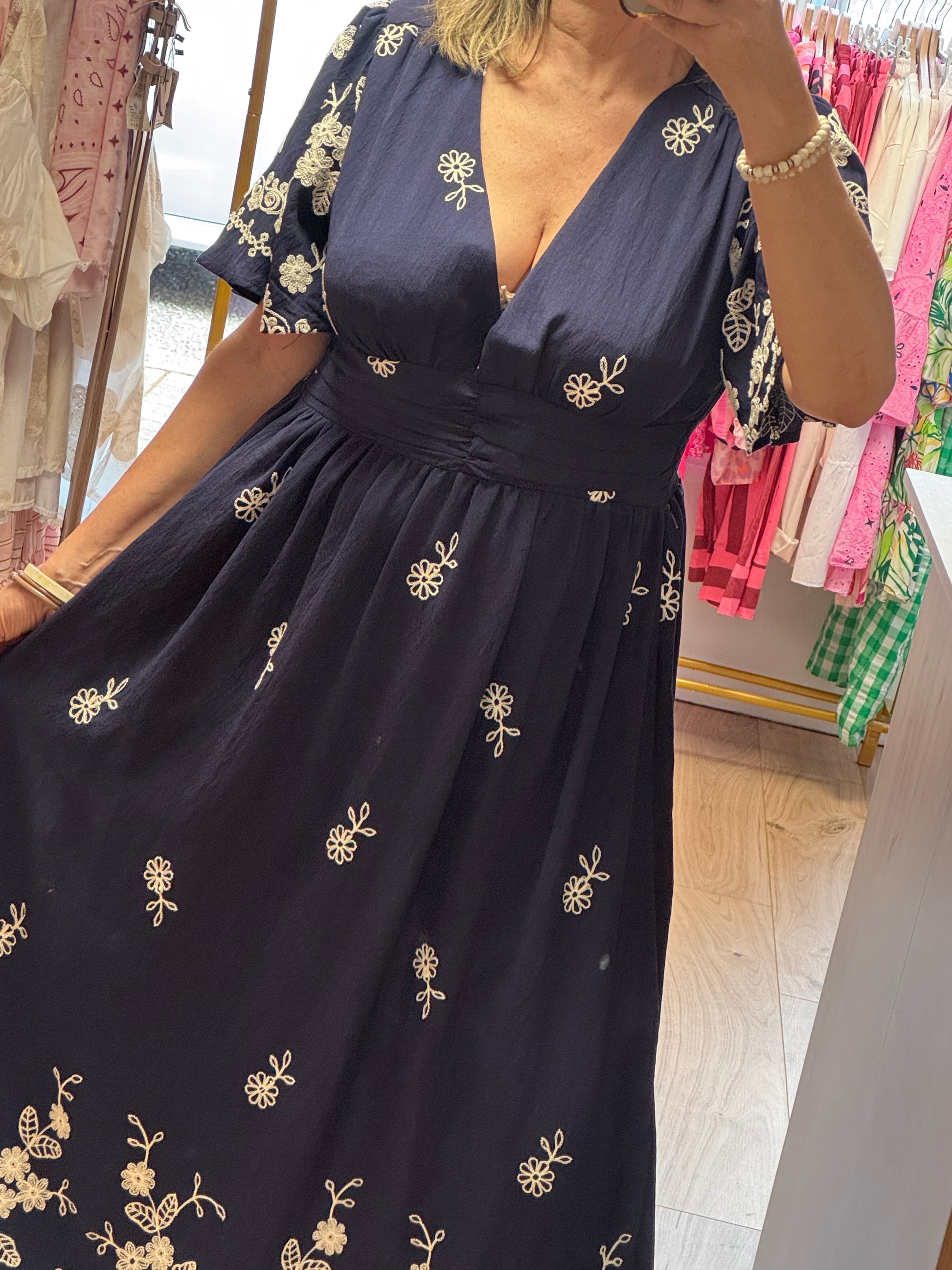 Robe marine brodée jolie forme