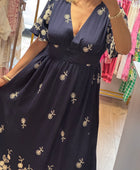 Robe marine brodée jolie forme