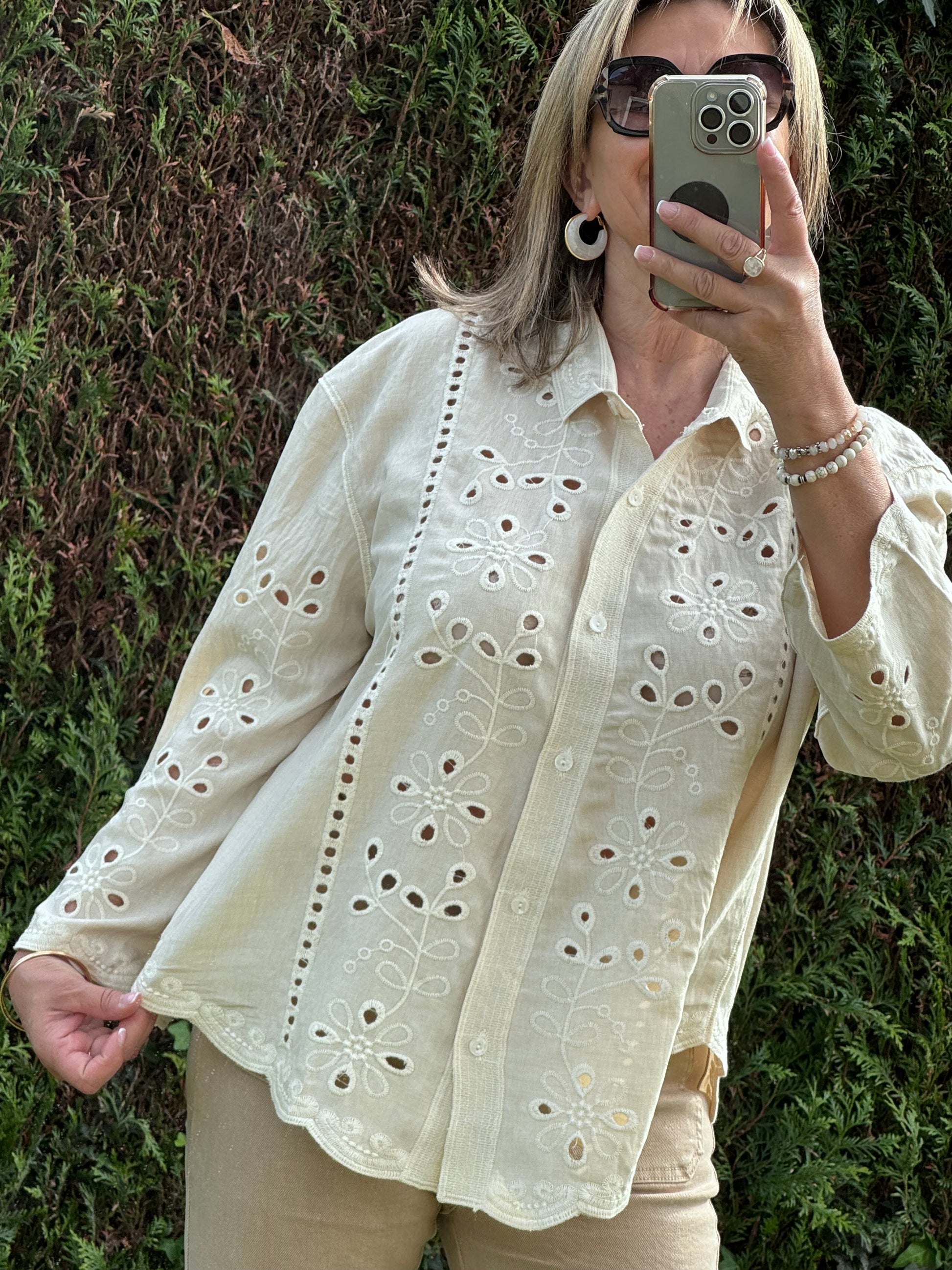 Blouse ou veste brodée beige