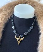Collier perles noires et tête de buffle