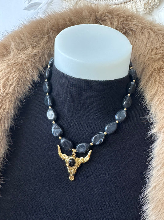Collier perles noires et tête de buffle