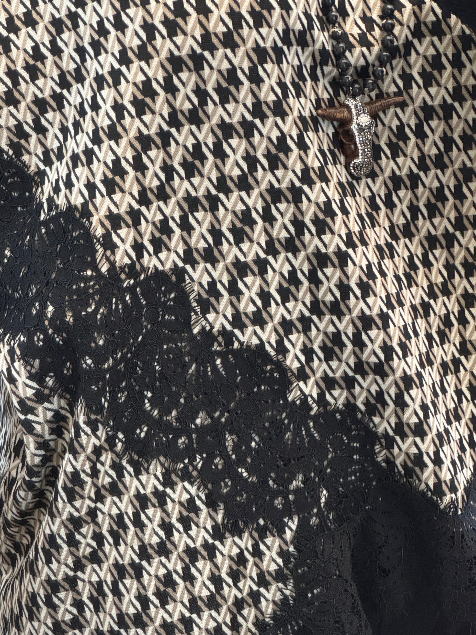 Pull asymétrique pieds de poule dentelle