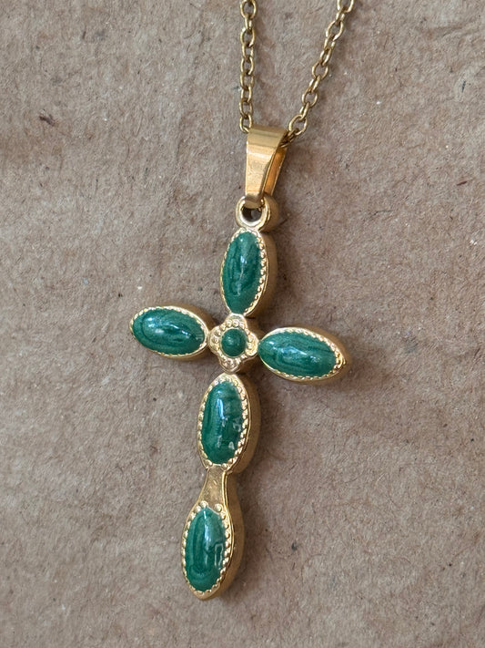 Collier Croix Élégance 
Pierres Ovales vertes