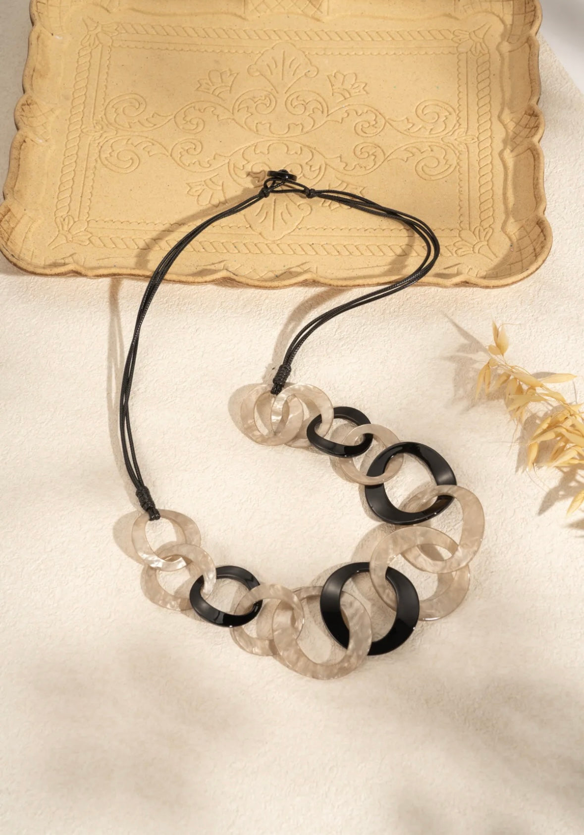 Collier Long maillons Résine Bohème Chic noir