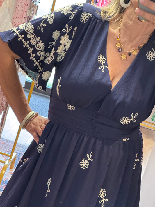 Robe marine brodée jolie forme