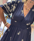 Robe marine brodée jolie forme