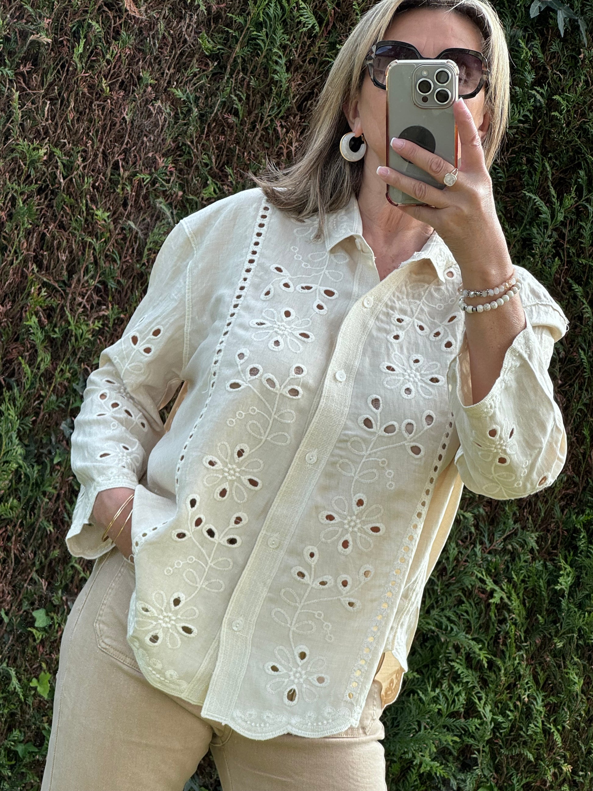 Blouse ou veste brodée beige