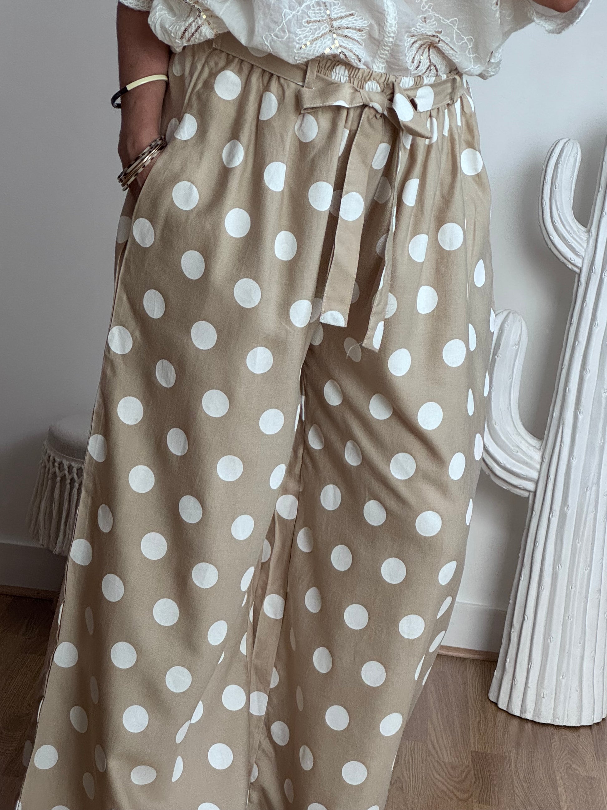 Pantalon à pois beige jolie forme TU 44/50
