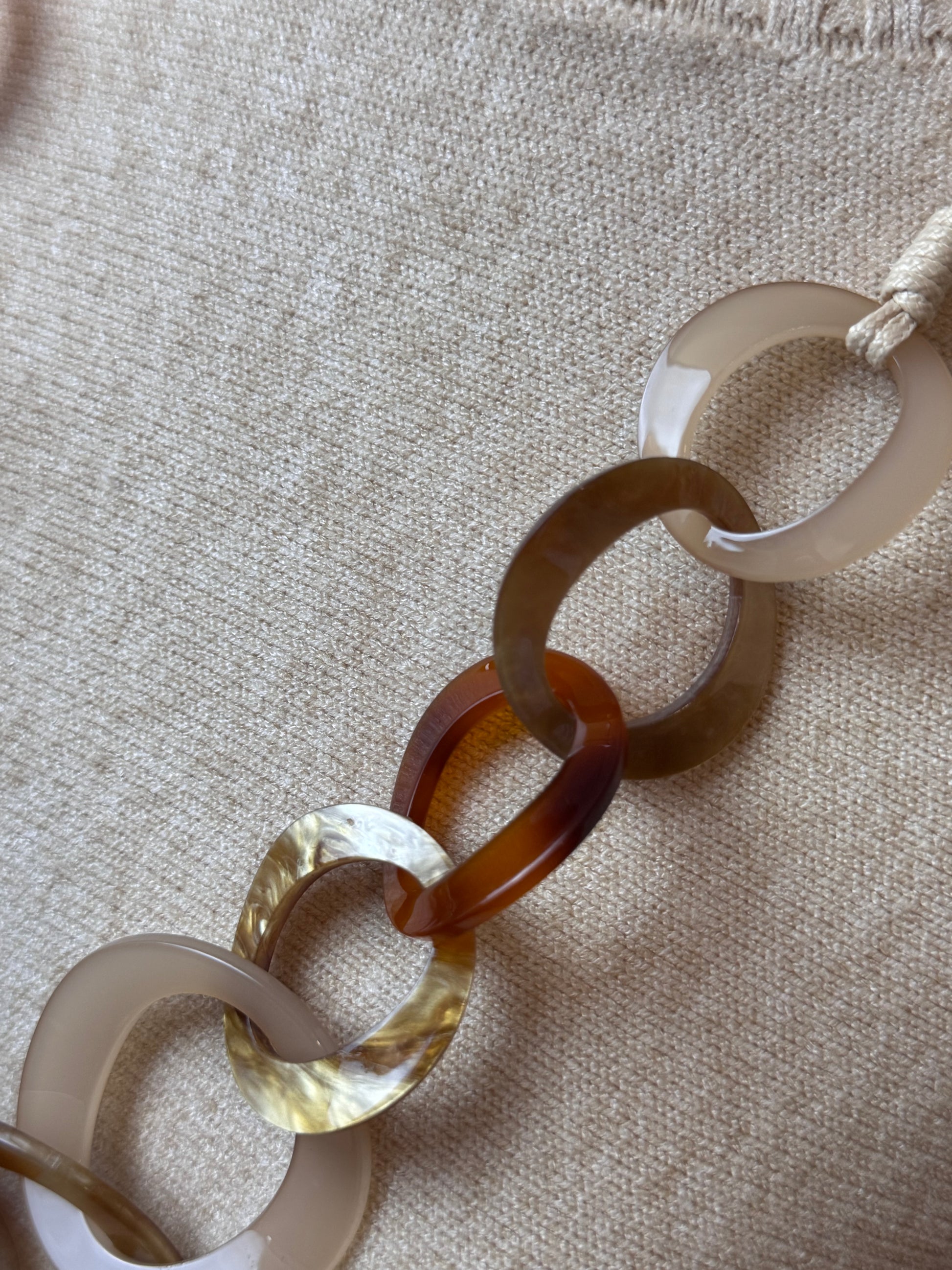 Collier Long maillons Résine Bohème Chic beige