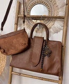 Sac camel Côme avec sa pochette et ses grigris