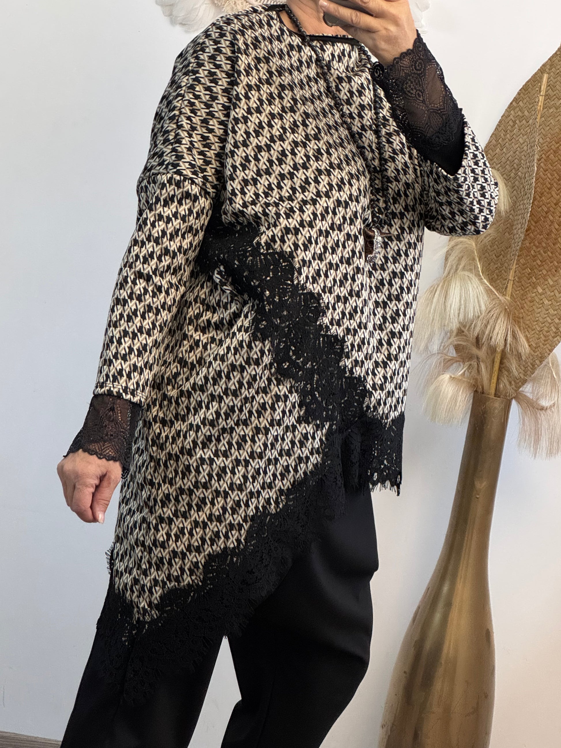 Pull asymétrique pieds de poule dentelle