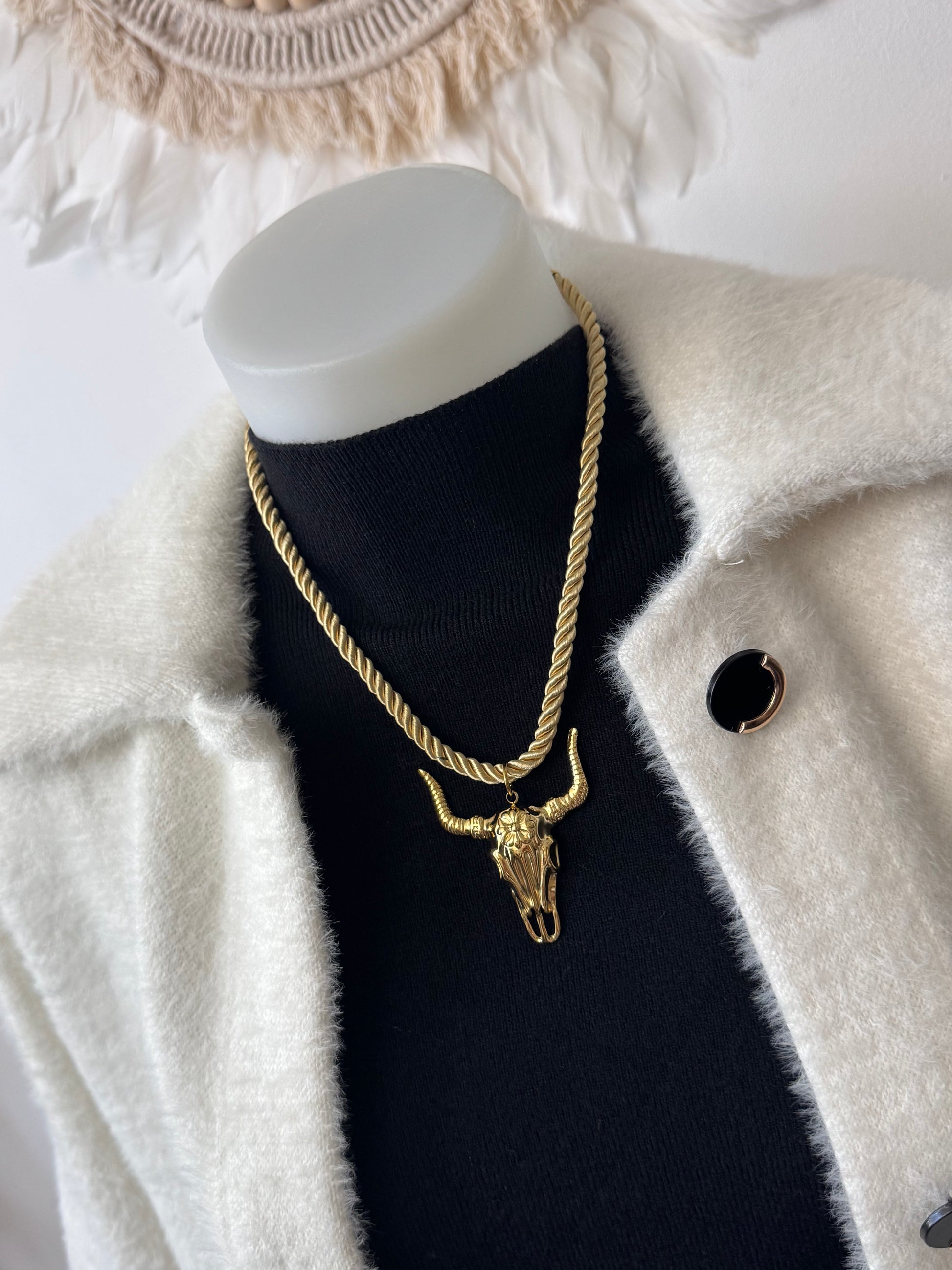 Collier cordelette dorée tête de buffle