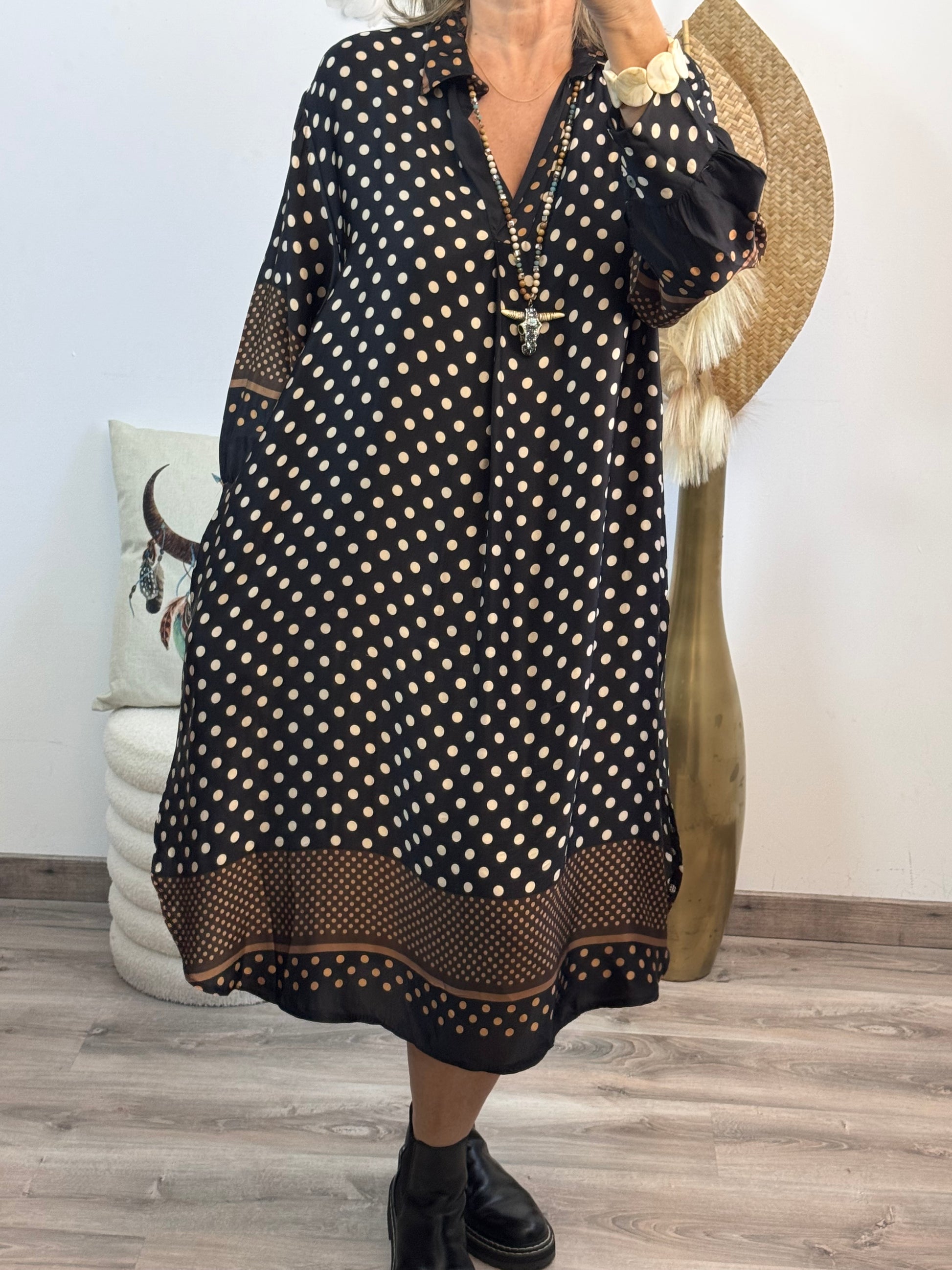 Robe noire pois