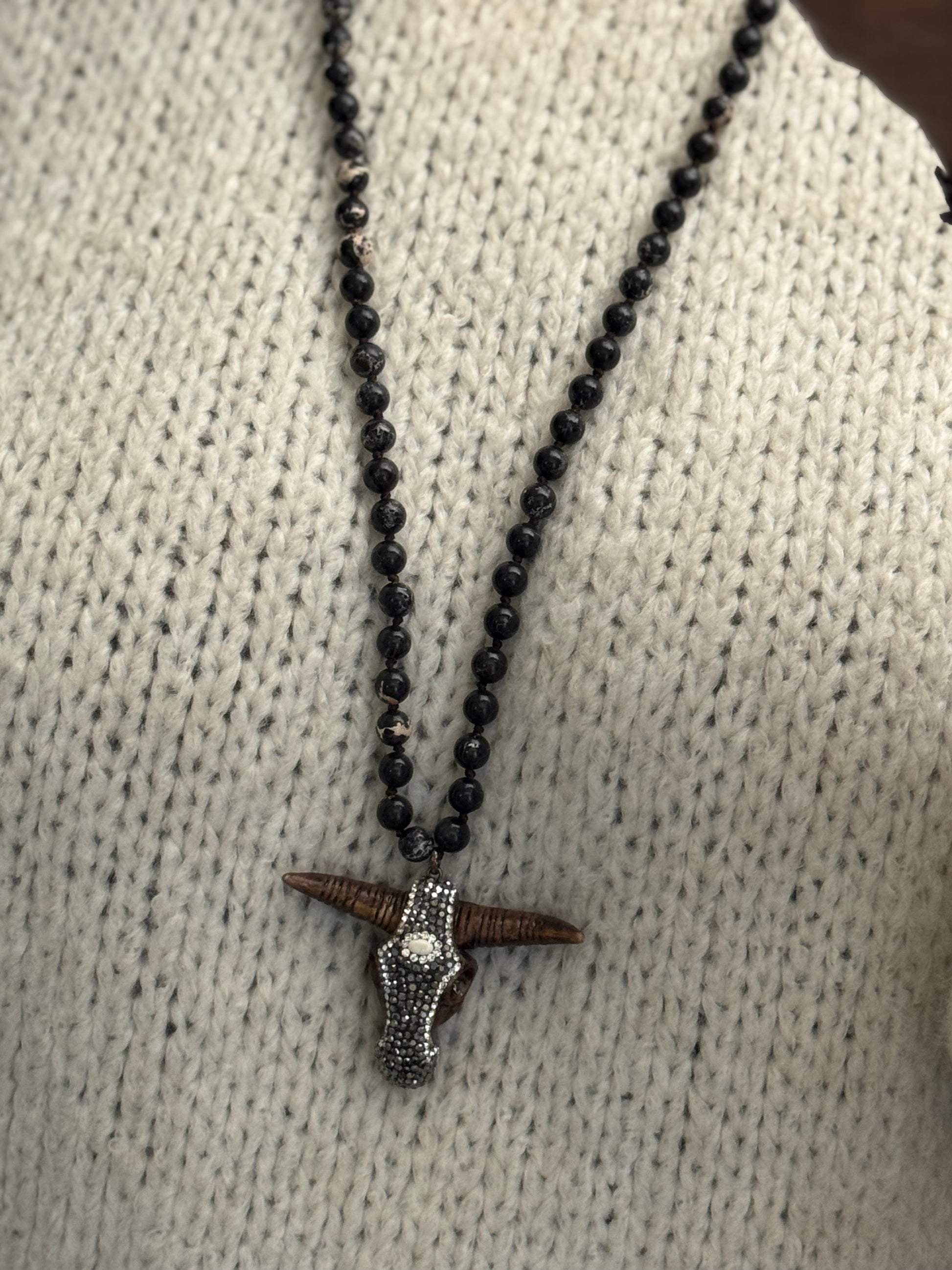 Pendentif tête de buffle noir artisanal