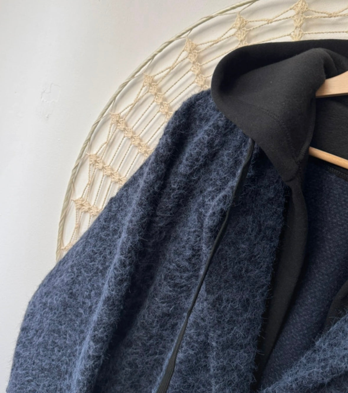 Manteau bouclette bleu capuche noire