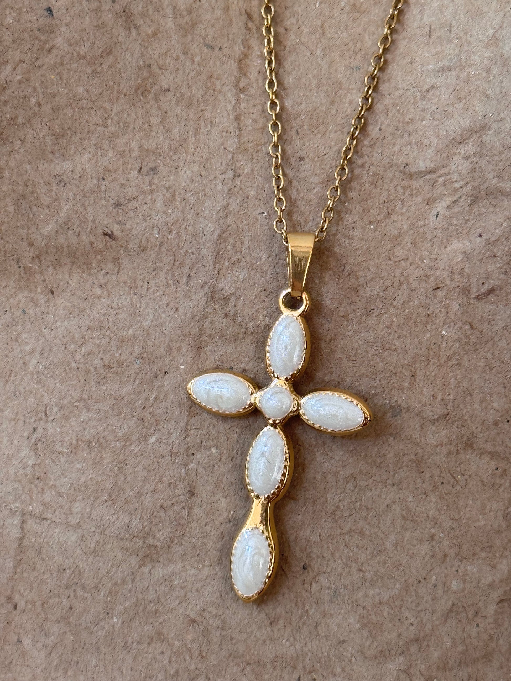 Collier Croix Élégance 
Pierres Ovales blanches