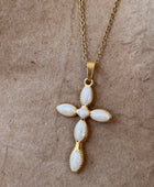 Collier Croix Élégance 
Pierres Ovales blanches