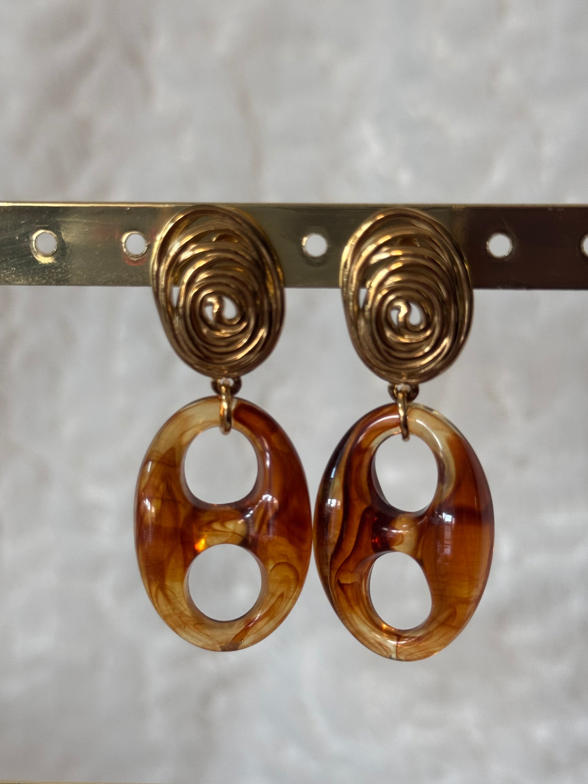 Boucles d’oreilles pendantes écaille ambre et maillon doré chic en acier inoxydable