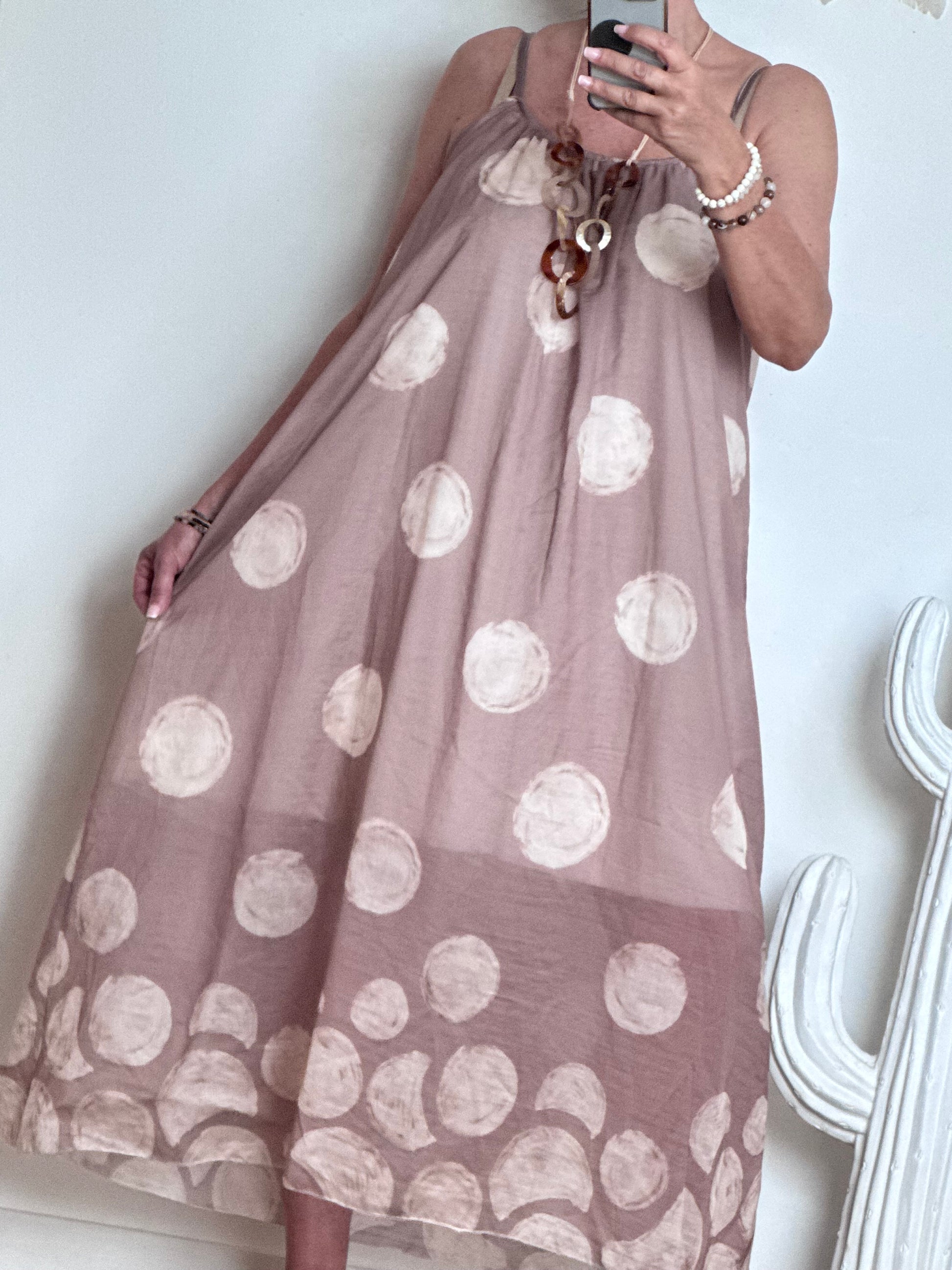 Robe à bois sur fond beige