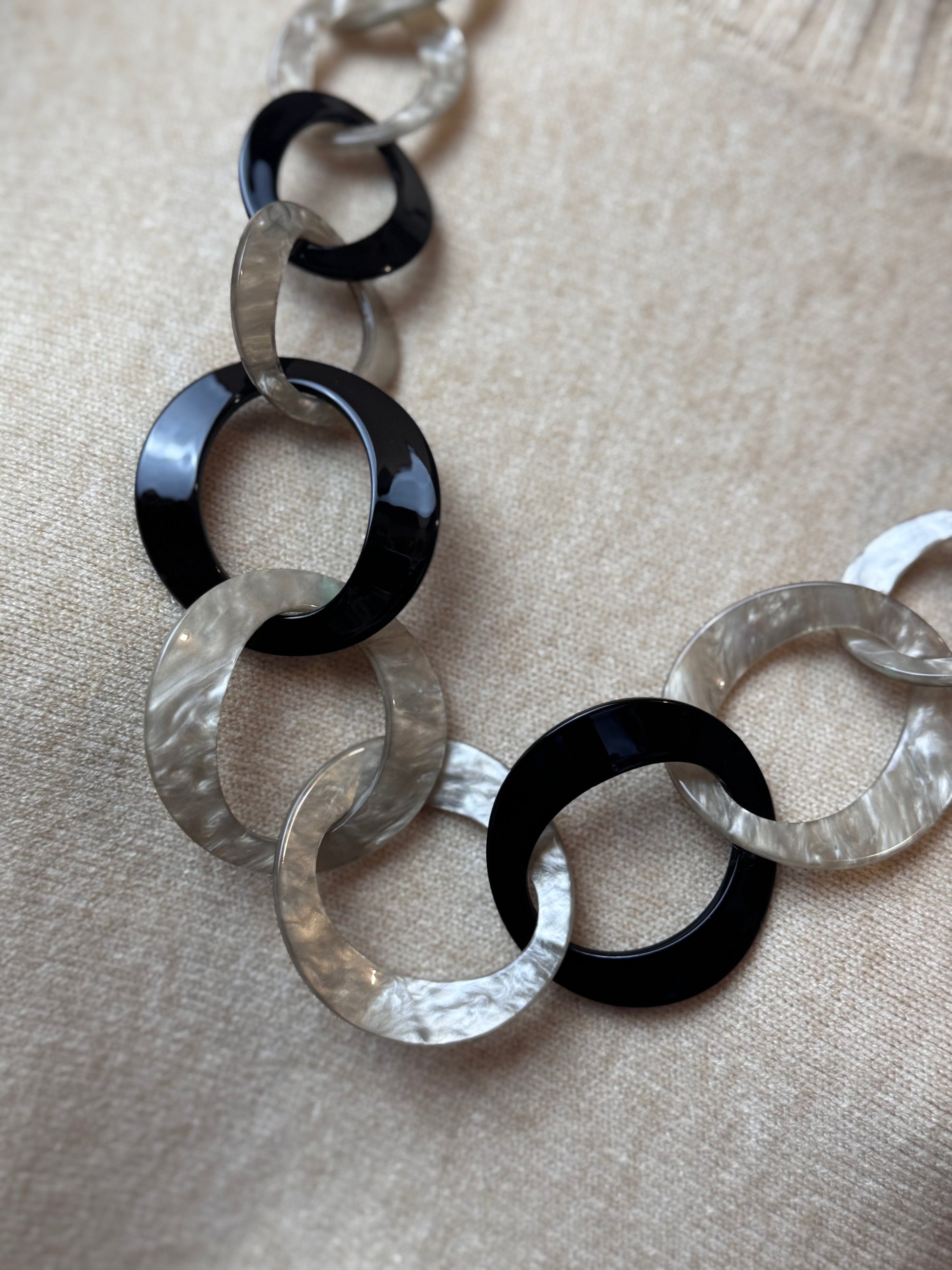 Collier Long maillons Résine Bohème Chic noir