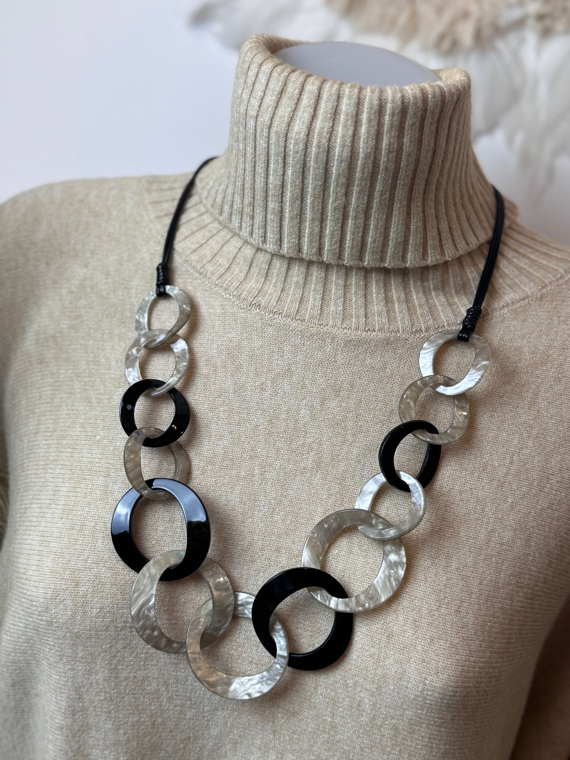 Collier Long maillons Résine Bohème Chic noir