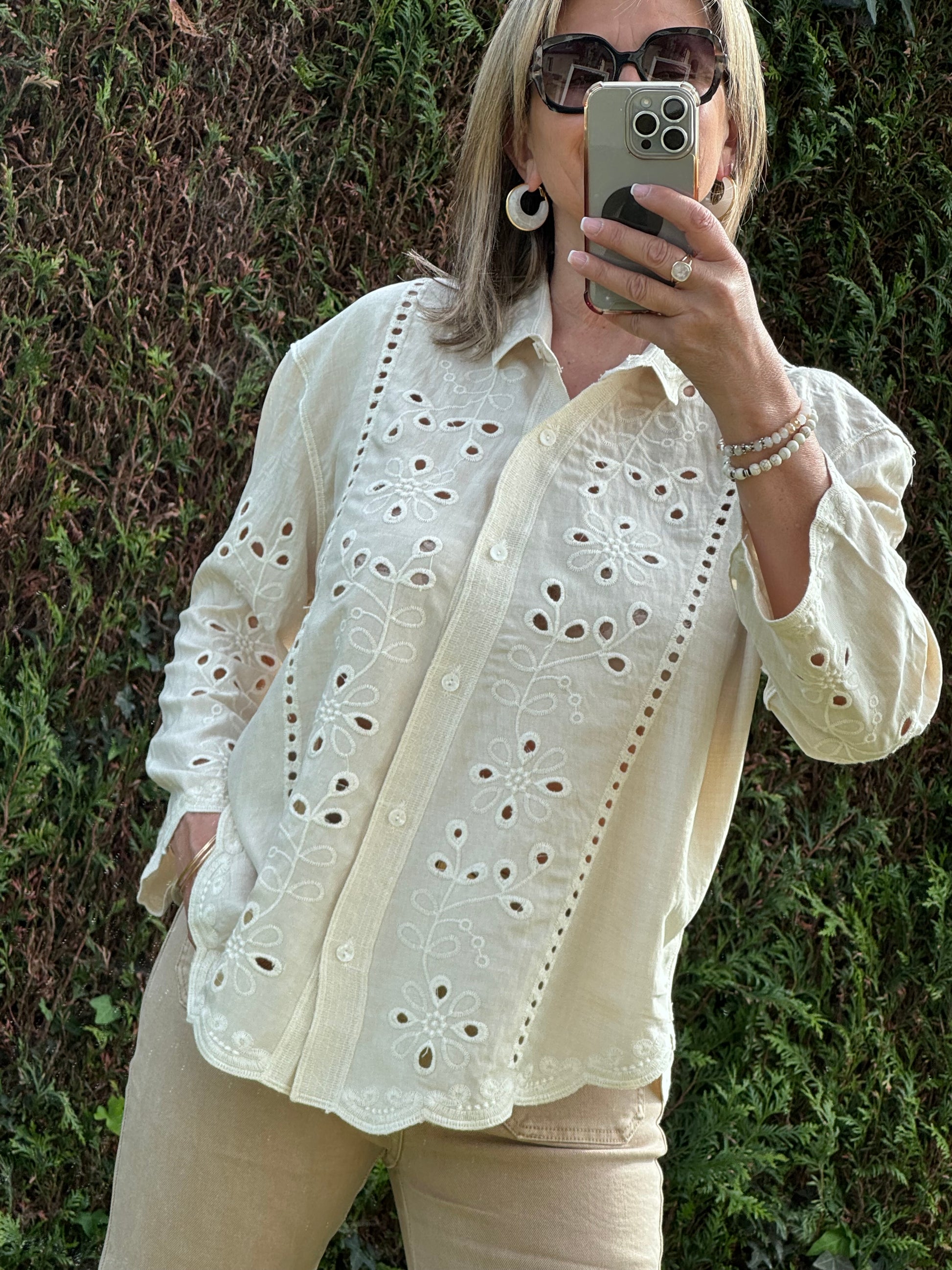 Blouse ou veste brodée beige