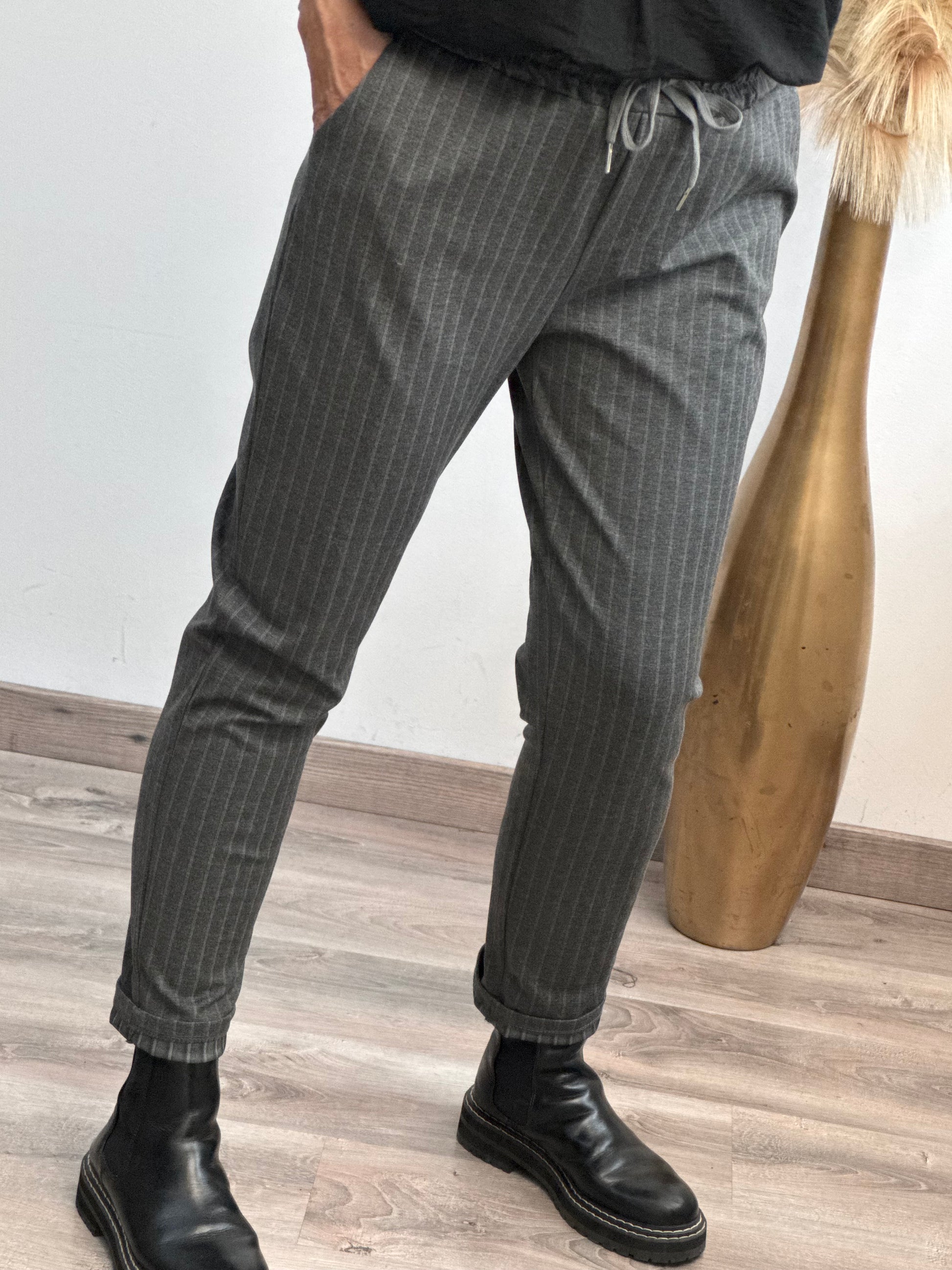 Pantalon gris à rayures