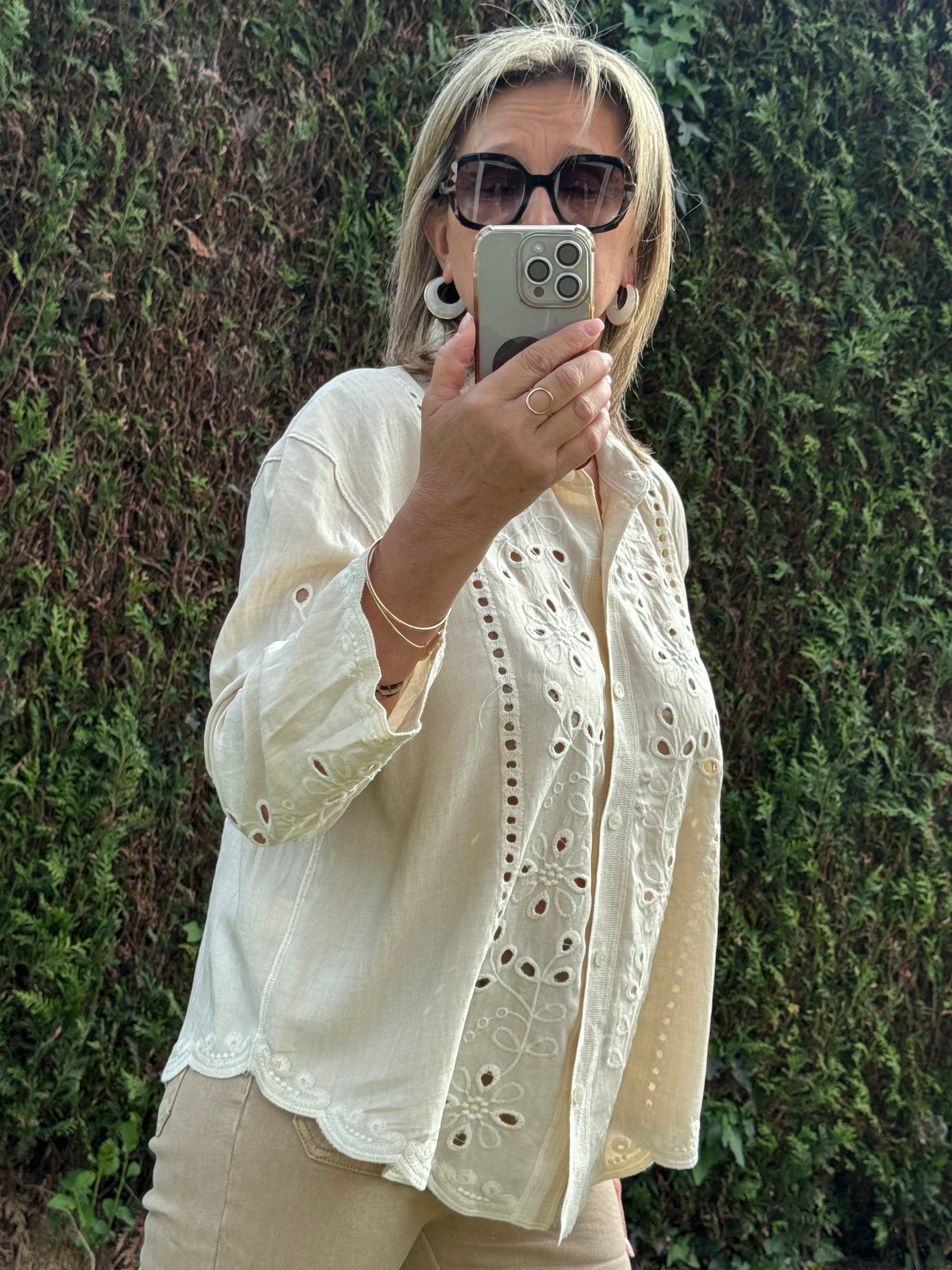 Blouse ou veste brodée beige