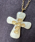 Collier croix crème