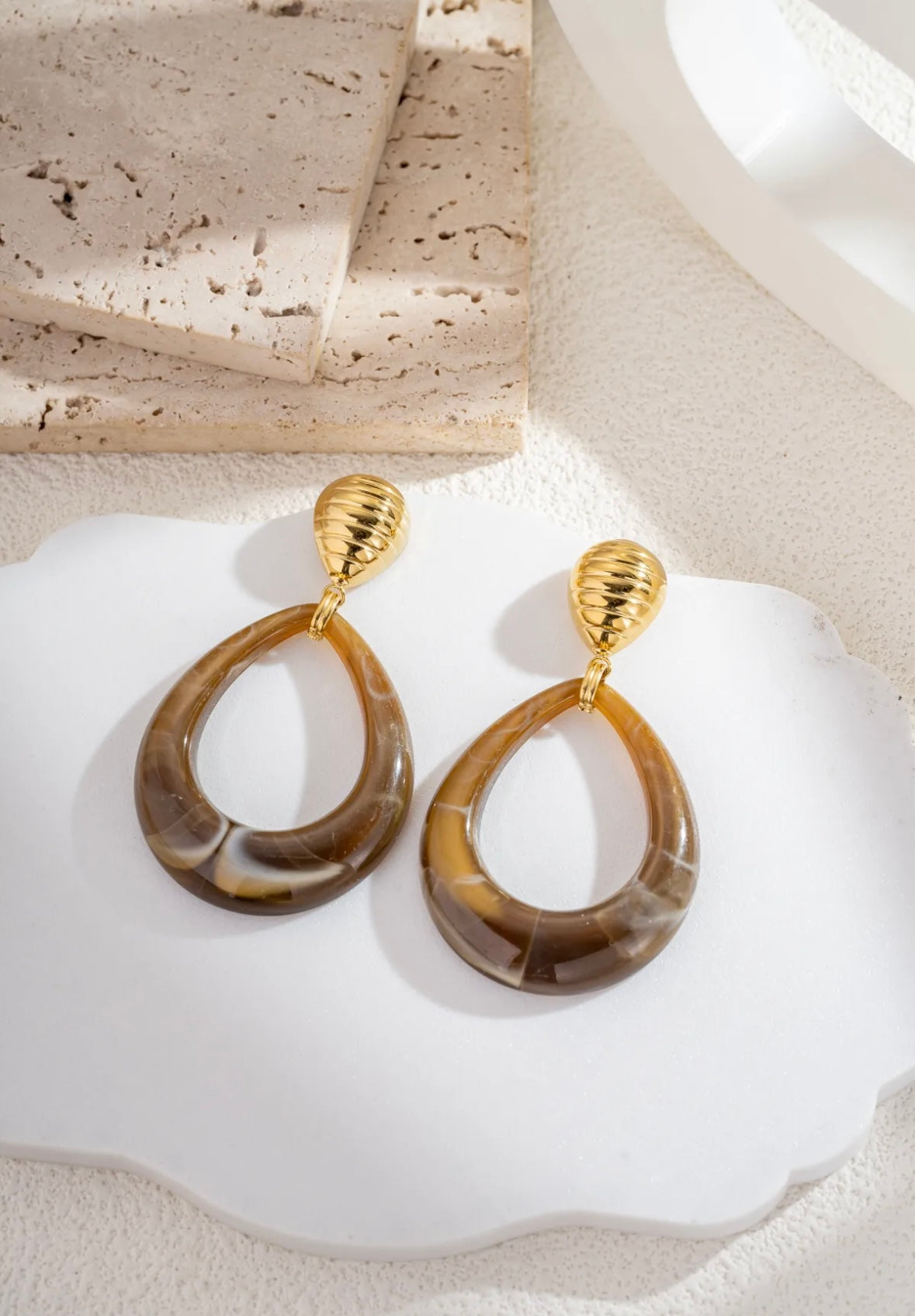 Boucles Goutte Résine
Colorée et Clou Doré