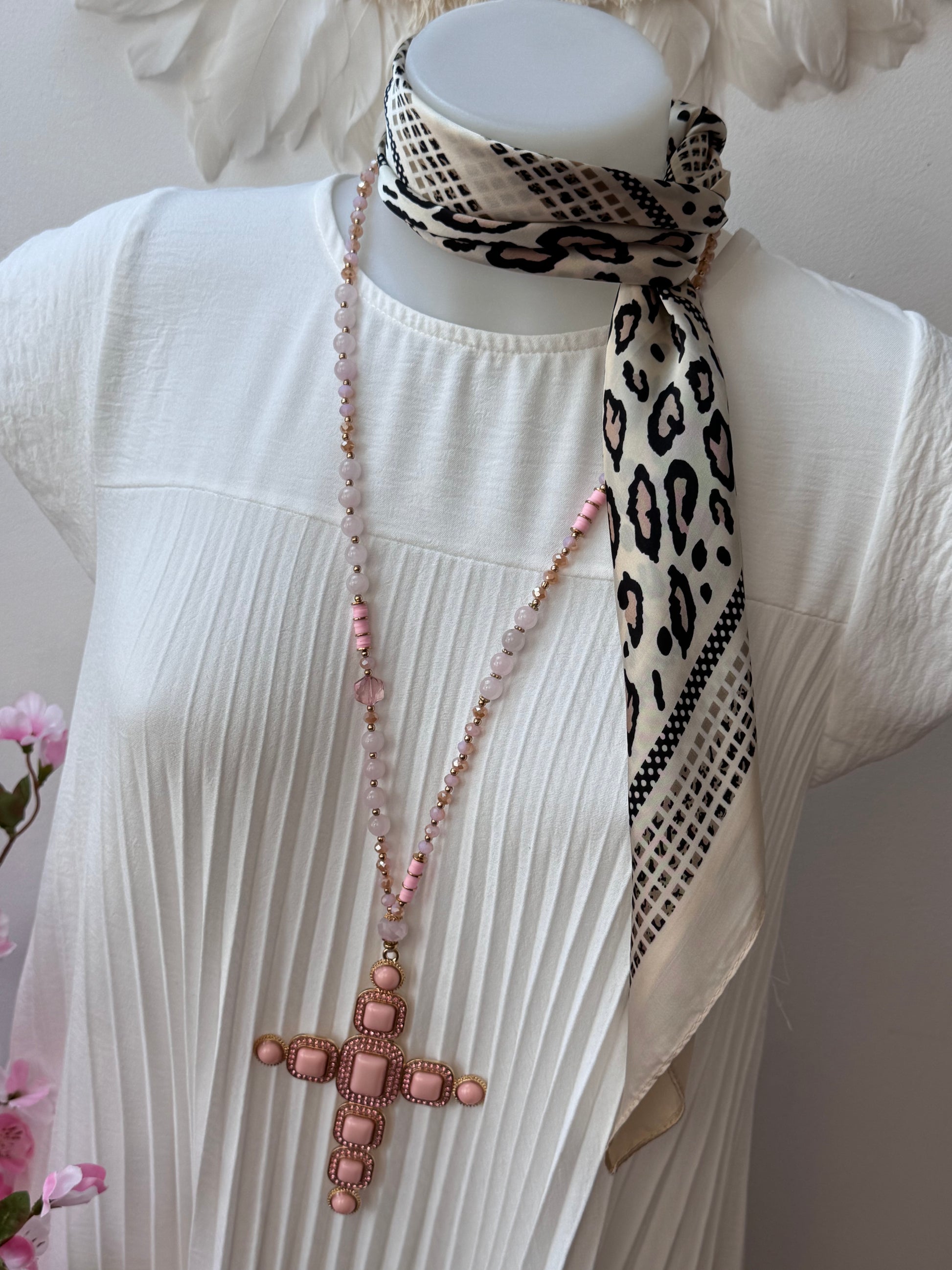Pendentif croix rose pâle