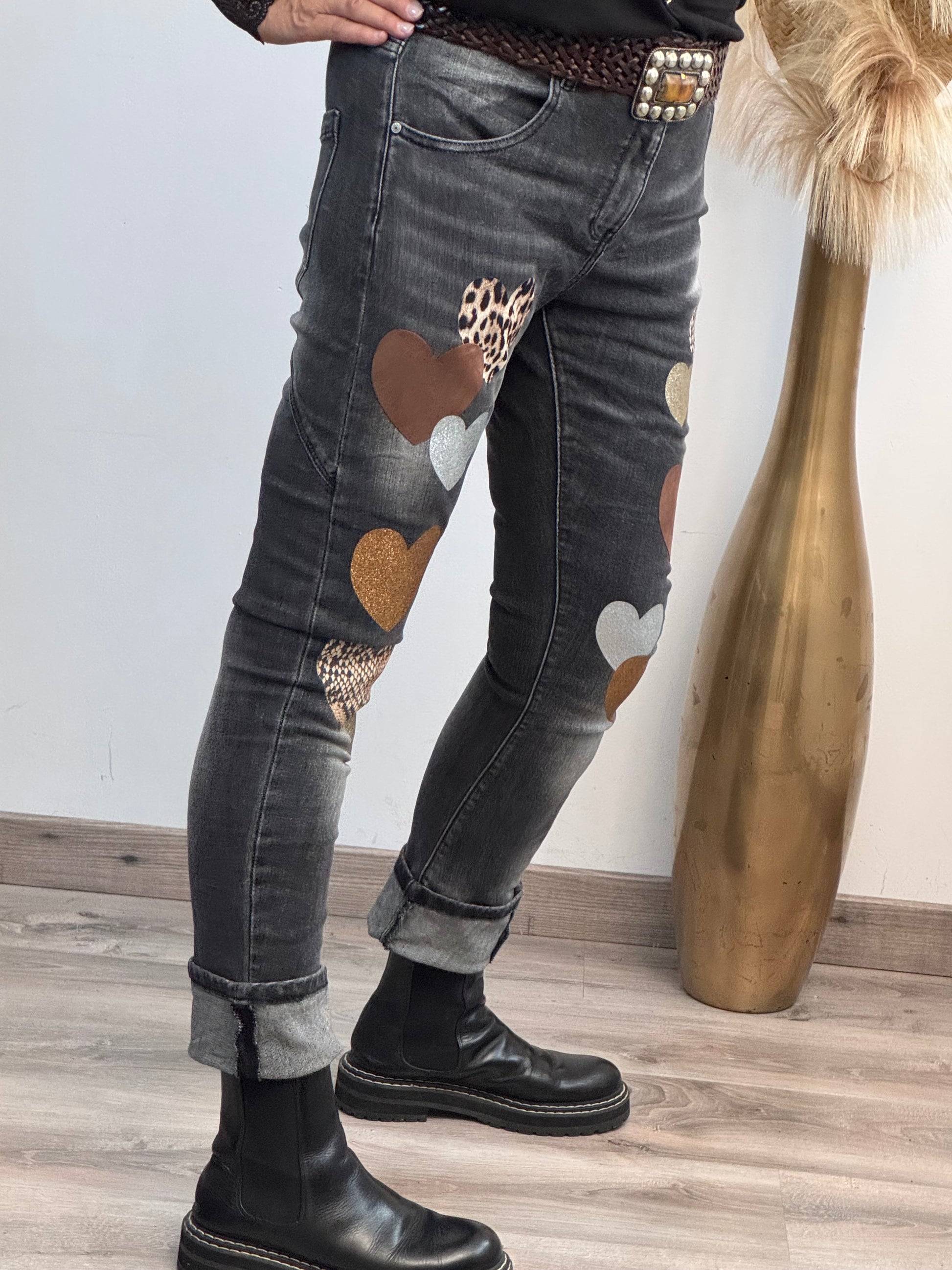 Jeans noir délavé multi patchs cœurs