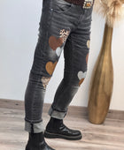 Jeans noir délavé multi patchs cœurs