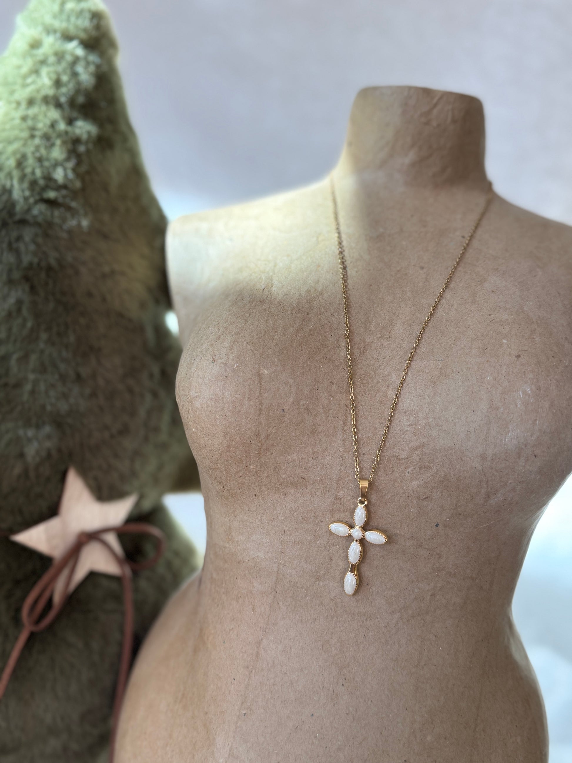 Collier Croix Élégance 
Pierres Ovales blanches