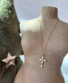 Collier Croix Élégance 
Pierres Ovales blanches