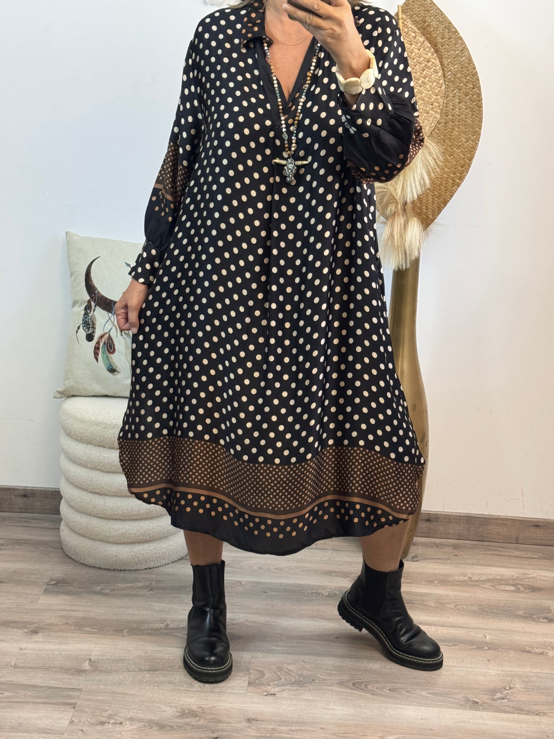 Robe noire pois